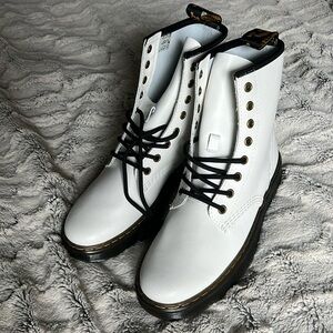 ✨Dr. Martens air ware white boots✨

SIZE 8

NEVER WORN